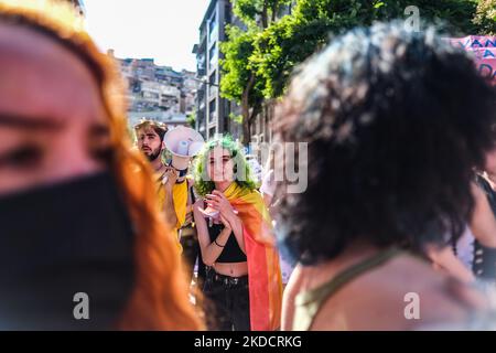 Les participants crient des slogans de la marche de la communauté LGBTQ lors du défilé de la fierté gay à Istanbul, sur 26 juin 2022. Le bureau du gouverneur avait interdit la marche autour de la place Taksim au cœur d'Istanbul, mais les manifestants se sont rassemblés à proximité sous une forte présence policière plus tôt que prévu. (Photo par Emrah Oprukcu/NurPhoto) Banque D'Images