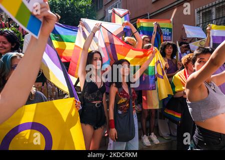 Les participants crient des slogans de la marche de la communauté LGBTQ lors du défilé de la fierté gay à Istanbul, sur 26 juin 2022. Le bureau du gouverneur avait interdit la marche autour de la place Taksim au cœur d'Istanbul, mais les manifestants se sont rassemblés à proximité sous une forte présence policière plus tôt que prévu. (Photo par Emrah Oprukcu/NurPhoto) Banque D'Images