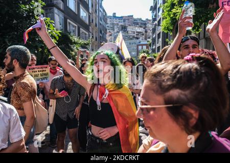 Les participants crient des slogans de la marche de la communauté LGBTQ lors du défilé de la fierté gay à Istanbul, sur 26 juin 2022. Le bureau du gouverneur avait interdit la marche autour de la place Taksim au cœur d'Istanbul, mais les manifestants se sont rassemblés à proximité sous une forte présence policière plus tôt que prévu. (Photo par Emrah Oprukcu/NurPhoto) Banque D'Images