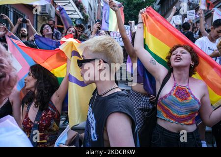 Les participants crient des slogans de la marche de la communauté LGBTQ lors du défilé de la fierté gay à Istanbul, sur 26 juin 2022. Le bureau du gouverneur avait interdit la marche autour de la place Taksim au cœur d'Istanbul, mais les manifestants se sont rassemblés à proximité sous une forte présence policière plus tôt que prévu. (Photo par Emrah Oprukcu/NurPhoto) Banque D'Images