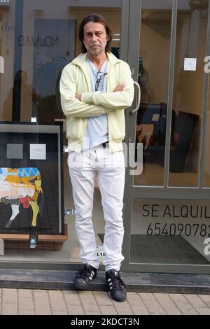 Jordi Molla pose pendant 'l'art de transcender. L'héritage du Bull' (El Arte de Trascender. El Legado Del Toro) y sur 22 juin 2022 à Madrid, Espagne. L'exposition sert à célébrer deux commémorations très spéciales: Le 65th anniversaire de l'installation du premier Osborne Bull et le passage de trois décennies depuis la première du long métrage légendaire de Bigas Luna 'Jamón, Jamon'. (Photo par Oscar Gonzalez/NurPhoto) Banque D'Images