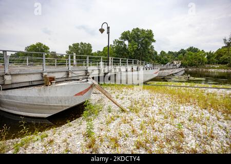 Une vue sur le 'Ponte Delle Barche' un pont fait par des bateaux situés à Bereguardo, près de Pavie. La situation du cours d'eau du Tessin dans la région de Pavia, un affluent du po, souffre d'une réduction extrême du débit d'eau due à la sécheresse. Les journées très chaudes et le manque de précipitations créent des difficultés croissantes pour les agriculteurs et les éleveurs. Le manque d'eau dans le bassin du Pô n'a pas été atténué par les faibles pluies printanières. Après une période de sécheresse constante, le fleuve po et son bassin ont un débit d'eau inférieur à la moitié de la normale. Les prévisions à long terme ne l'indiquent pas dans le shor Banque D'Images