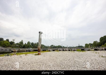 Une vue sur le 'Ponte Delle Barche' un pont fait par des bateaux situés à Bereguardo, près de Pavie. La situation du cours d'eau du Tessin dans la région de Pavia, un affluent du po, souffre d'une réduction extrême du débit d'eau due à la sécheresse. Les journées très chaudes et le manque de précipitations créent des difficultés croissantes pour les agriculteurs et les éleveurs. Le manque d'eau dans le bassin du Pô n'a pas été atténué par les faibles pluies printanières. Après une période de sécheresse constante, le fleuve po et son bassin ont un débit d'eau inférieur à la moitié de la normale. Les prévisions à long terme ne l'indiquent pas dans le shor Banque D'Images