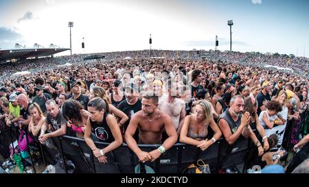 Les fanes de Vasco Rossi pendant le concert de musique de la chanteuse italienne Vasco Live on 26 juin 2022 au Stadio del Conero à Ancona, Italie (photo de Roberto Bartomeoli/LiveMedia/NurPhoto) Banque D'Images