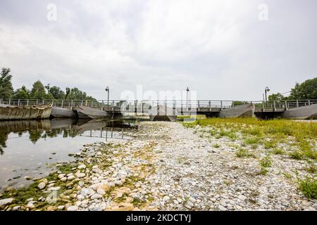 Une vue sur le 'Ponte Delle Barche' un pont fait par des bateaux situés à Bereguardo, près de Pavie. La situation du cours d'eau du Tessin dans la région de Pavia, un affluent du po, souffre d'une réduction extrême du débit d'eau due à la sécheresse. Les journées très chaudes et le manque de précipitations créent des difficultés croissantes pour les agriculteurs et les éleveurs. Le manque d'eau dans le bassin du Pô n'a pas été atténué par les faibles pluies printanières. Après une période de sécheresse constante, le fleuve po et son bassin ont un débit d'eau inférieur à la moitié de la normale. Les prévisions à long terme ne l'indiquent pas dans le shor Banque D'Images