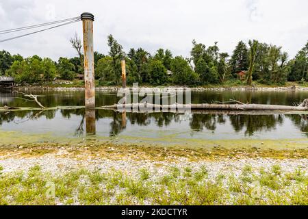 Une vue sur le 'Ponte Delle Barche' un pont fait par des bateaux situés à Bereguardo, près de Pavie. La situation du cours d'eau du Tessin dans la région de Pavia, un affluent du po, souffre d'une réduction extrême du débit d'eau due à la sécheresse. Les journées très chaudes et le manque de précipitations créent des difficultés croissantes pour les agriculteurs et les éleveurs. Le manque d'eau dans le bassin du Pô n'a pas été atténué par les faibles pluies printanières. Après une période de sécheresse constante, le fleuve po et son bassin ont un débit d'eau inférieur à la moitié de la normale. Les prévisions à long terme ne l'indiquent pas dans le shor Banque D'Images