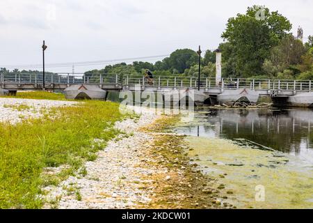 Une vue sur le 'Ponte Delle Barche' un pont fait par des bateaux situés à Bereguardo, près de Pavie. La situation du cours d'eau du Tessin dans la région de Pavia, un affluent du po, souffre d'une réduction extrême du débit d'eau due à la sécheresse. Les journées très chaudes et le manque de précipitations créent des difficultés croissantes pour les agriculteurs et les éleveurs. Le manque d'eau dans le bassin du Pô n'a pas été atténué par les faibles pluies printanières. Après une période de sécheresse constante, le fleuve po et son bassin ont un débit d'eau inférieur à la moitié de la normale. Les prévisions à long terme ne l'indiquent pas dans le shor Banque D'Images