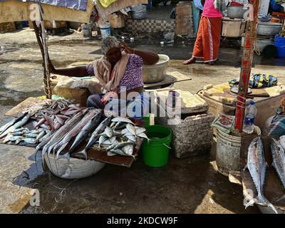 Femme vendant du poisson frais au marché de poissons le long de la plage à Vizhinjam, Kerala, Inde, sur 26 mai 2022. (Photo de Creative Touch Imaging Ltd./NurPhoto) Banque D'Images