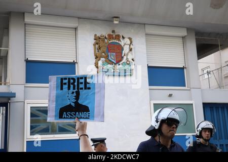 Des manifestants se rassemblent devant l'ambassade britannique à Athènes, alors que l'affaire d'extradition de Julian Assange passe par le système judiciaire britannique à Athènes, Grèce, le lundi 27 2022. (Photo par Konstantinos Zilos/NurPhoto) Banque D'Images