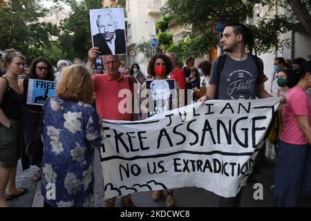 Des manifestants se rassemblent devant l'ambassade britannique à Athènes, alors que l'affaire d'extradition de Julian Assange passe par le système judiciaire britannique à Athènes, Grèce, le lundi 27 2022. (Photo par Konstantinos Zilos/NurPhoto) Banque D'Images