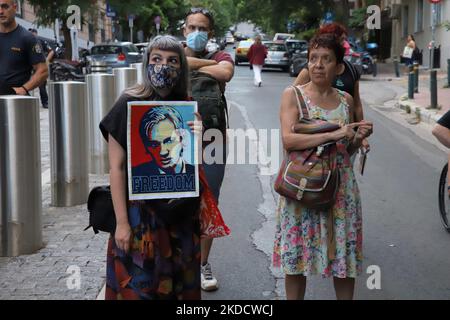 Des manifestants se rassemblent devant l'ambassade britannique à Athènes, alors que l'affaire d'extradition de Julian Assange passe par le système judiciaire britannique à Athènes, Grèce, le lundi 27 2022. (Photo par Konstantinos Zilos/NurPhoto) Banque D'Images