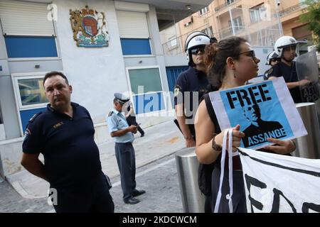 Des manifestants se rassemblent devant l'ambassade britannique à Athènes, alors que l'affaire d'extradition de Julian Assange passe par le système judiciaire britannique à Athènes, Grèce, le lundi 27 2022. (Photo par Konstantinos Zilos/NurPhoto) Banque D'Images