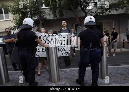 Des manifestants se rassemblent devant l'ambassade britannique à Athènes, alors que l'affaire d'extradition de Julian Assange passe par le système judiciaire britannique à Athènes, Grèce, le lundi 27 2022. (Photo par Konstantinos Zilos/NurPhoto) Banque D'Images