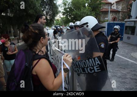 Des manifestants se rassemblent devant l'ambassade britannique à Athènes, alors que l'affaire d'extradition de Julian Assange passe par le système judiciaire britannique à Athènes, Grèce, le lundi 27 2022. (Photo par Konstantinos Zilos/NurPhoto) Banque D'Images