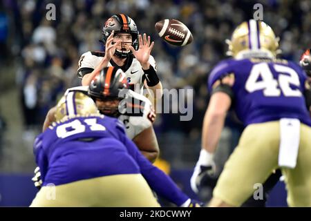 Seattle, WA, États-Unis. 04th novembre 2022. Le quarterback des castors de l'État de l'Oregon Ben Gulbruson (17) reçoit un coup de fusil lors de la première moitié du match de football de la NCAA entre les castors de l'État de l'Oregon et les Huskies de Washington au stade Husky de Seattle, en Australie occidentale. Il a été battu de 64 à 56. Steve Faber/CSM/Alamy Live News Banque D'Images