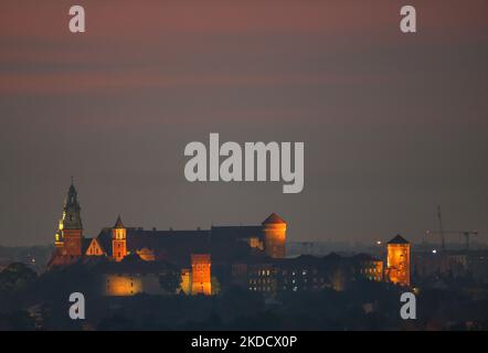 Vue sur le château royal de Wawel à Cracovie au crépuscule, juste avant le lever du soleil. Mardi, 28 juin 2022, à Cracovie, dans la petite Pologne Voïvodeship, Pologne. (Photo par Artur Widak/NurPhoto) Banque D'Images