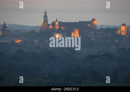 Vue sur le château royal de Wawel à Cracovie au crépuscule, juste avant le lever du soleil. Mardi, 28 juin 2022, à Cracovie, dans la petite Pologne Voïvodeship, Pologne. (Photo par Artur Widak/NurPhoto) Banque D'Images