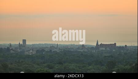 Vue sur la vieille ville de Cracovie et le château royal de Wawel juste avant le lever du soleil. Mardi, 28 juin 2022, à Cracovie, dans la petite Pologne Voïvodeship, Pologne. (Photo par Artur Widak/NurPhoto) Banque D'Images