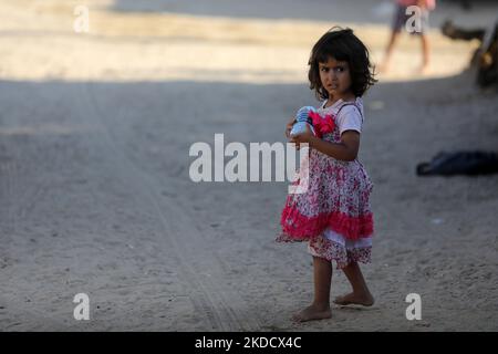 Une fillette palestinienne porte des agalons avec de l'eau à Beit Hanun, dans le nord de la bande de Gaza, sur 28 juin 2022. - Israël et les Palestiniens sont embourbés dans leur pire conflit depuis des années (photo de Majdi Fathi/NurPhoto) Banque D'Images