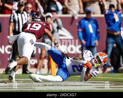 5 novembre 2022: Le grand receveur de la Floride Caleb Douglas (12) fait une réception de 12 yards dans la zone d'extrémité lors d'un match de football universitaire NCAA entre Texas A&M et la Floride le 5 novembre 2022 à la station d'université. La Floride a gagné 41-24. (Image de crédit : © Scott Coleman/ZUMA Press Wire) Banque D'Images