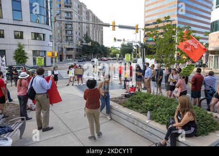 Les manifestants pro-avortement pour les droits et le Parti pour le socialisme et la libération protestent devant le tribunal de district général d'Arlington, en Virginie, sur 28 juin 2022, à la suite de l'annonce du renversement de Roe c. Wade la semaine précédente. (Photo de Bryan Olin Dozier/NurPhoto) Banque D'Images