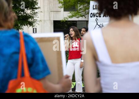 Les manifestants pro-avortement pour les droits et le Parti pour le socialisme et la libération protestent devant le tribunal de district général d'Arlington, en Virginie, sur 28 juin 2022, à la suite de l'annonce du renversement de Roe c. Wade la semaine précédente. (Photo de Bryan Olin Dozier/NurPhoto) Banque D'Images