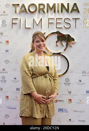 Cecillie McNair sur le tapis rouge de l'édition 68th du festival du film de Taormina est présent devant les nombreux fans qui sont venus à Taormina pour l'événement. 68th Taorminafilmfest, Taormina (ME), Italie - 28 juin 2022 (photo de Gabriele Maricchiolo/NurPhoto) Banque D'Images