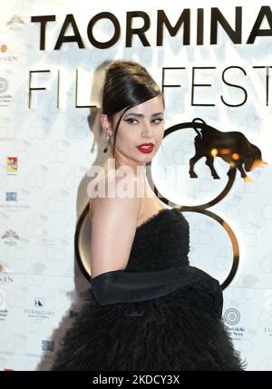 Sofia Carson sur le tapis rouge de l'édition 68th du festival du film de Taormina est présent devant les nombreux fans qui sont venus à Taormina pour l'événement. 68th Taorminafilmfest, Taormina (ME), Italie - 28 juin 2022 (photo de Gabriele Maricchiolo/NurPhoto) Banque D'Images