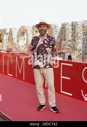 Mario Venuti sur le tapis rouge de l'édition 68th du festival du film de Taormina est présent devant les nombreux fans qui sont venus à Taormina pour l'événement. 68th Taorminafilmfest, Taormina (ME), Italie - 28 juin 2022 (photo de Gabriele Maricchiolo/NurPhoto) Banque D'Images