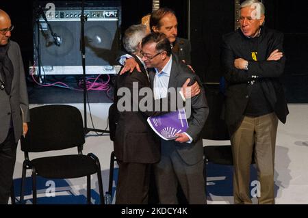 Le Président de la Commission vérité Francisco de Roux (à gauche) et le Président élu de la Colombie Gustavo Petro (à droite) ont été hug lors de la présentation du rapport final de la commission, à Bogota, Colombie, 28 juin 2022. (Photo par Sebastian Barros/NurPhoto) Banque D'Images