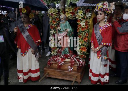 Un groupe de femmes représentantes comme reines et princesses de la municipalité de Tláhuac à Mexico, lors d'une procession avec l'image de San Pedro à l'occasion du 800th anniversaire de la fondation de Cuitláhuac dans la capitale. Selon des données historiques, Tláhuac a été fondée en 1222 A.D., près du centre de l'ancien lac Xochimilco. Ses premiers colons étaient les Chichimecas. (Photo de Gerardo Vieyra/NurPhoto) Banque D'Images