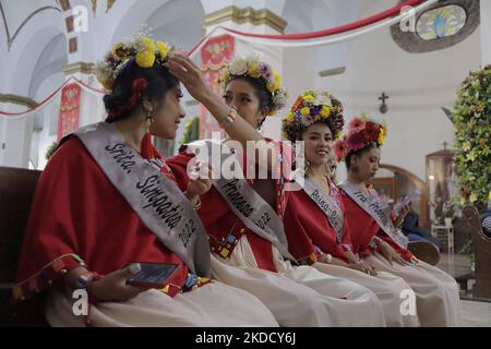 Un groupe de femmes représentantes comme reines et princesses de la municipalité de Tláhuac à Mexico, à l'intérieur d'une église avant une procession avec l'image de San Pedro à l'occasion du 800th anniversaire de la fondation de Cuitláhuac dans la capitale. Selon des données historiques, Tláhuac a été fondée en 1222 A.D., près du centre de l'ancien lac Xochimilco. Ses premiers colons étaient les Chichimecas. (Photo de Gerardo Vieyra/NurPhoto) Banque D'Images