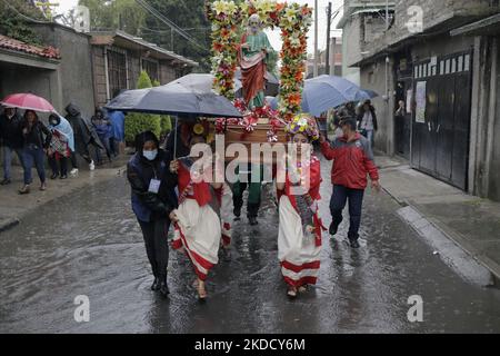 Un groupe de femmes représentantes comme reines et princesses de la municipalité de Tláhuac à Mexico, sous la pluie lors d'une procession avec l'image de San Pedro à l'occasion du 800th anniversaire de la fondation de Cuitláhuac dans la capitale. Selon des données historiques, Tláhuac a été fondée en 1222 A.D., près du centre de l'ancien lac Xochimilco. Ses premiers colons étaient les Chichimecas. (Photo de Gerardo Vieyra/NurPhoto) Banque D'Images