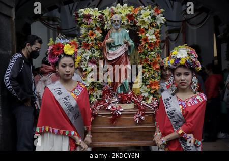 Un groupe de femmes représentantes comme reines et princesses de la municipalité de Tláhuac à Mexico, lors d'une procession avec l'image de San Pedro à l'occasion du 800th anniversaire de la fondation de Cuitláhuac dans la capitale. Selon des données historiques, Tláhuac a été fondée en 1222 A.D., près du centre de l'ancien lac Xochimilco. Ses premiers colons étaient les Chichimecas. (Photo de Gerardo Vieyra/NurPhoto) Banque D'Images