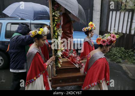 Un groupe de femmes représentantes comme reines et princesses de la municipalité de Tláhuac à Mexico, sous la pluie lors d'une procession avec l'image de San Pedro à l'occasion du 800th anniversaire de la fondation de Cuitláhuac dans la capitale. Selon des données historiques, Tláhuac a été fondée en 1222 A.D., près du centre de l'ancien lac Xochimilco. Ses premiers colons étaient les Chichimecas. (Photo de Gerardo Vieyra/NurPhoto) Banque D'Images