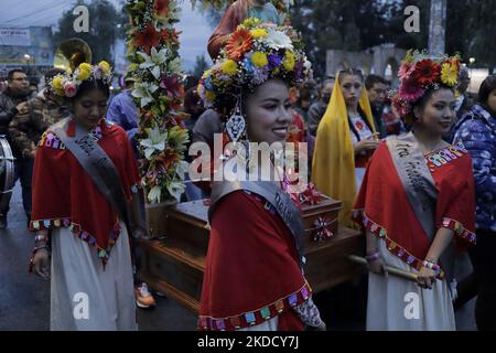 Un groupe de femmes représentantes comme reines et princesses de la municipalité de Tláhuac à Mexico, lors d'une procession avec l'image de San Pedro à l'occasion du 800th anniversaire de la fondation de Cuitláhuac dans la capitale. Selon des données historiques, Tláhuac a été fondée en 1222 A.D., près du centre de l'ancien lac Xochimilco. Ses premiers colons étaient les Chichimecas. (Photo de Gerardo Vieyra/NurPhoto) Banque D'Images