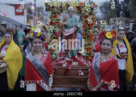 Un groupe de femmes représentantes comme reines et princesses de la municipalité de Tláhuac à Mexico, lors d'une procession avec l'image de San Pedro à l'occasion du 800th anniversaire de la fondation de Cuitláhuac dans la capitale. Selon des données historiques, Tláhuac a été fondée en 1222 A.D., près du centre de l'ancien lac Xochimilco. Ses premiers colons étaient les Chichimecas. (Photo de Gerardo Vieyra/NurPhoto) Banque D'Images