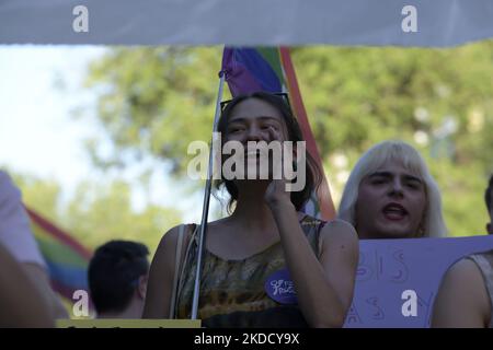 Manifestation pour la fierté critique sort pour la justification et la protestation en faveur des droits du collectif LGTBIQ+ à Madrid le 28 juin 2022. Critical Pride, avec un message anti-raciste: ''le discours de haine des institutions légitimer le racisme structurel''. ''sans papiers il n'y a pas de fierté', lit la bannière de l'appel de cette année. (Photo de Juan Carlos Lucas/NurPhoto) Banque D'Images