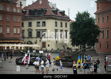 Des chars russes sont exposés près du château royal de Varsovie, en Pologne, le 28 juin 2022. Deux chars militaires russes détruits sont exposés sur la place du Château dans la vieille ville après avoir été transportés d'Ukraine. L'un des chars, un T-72, a été détruit dans le district de Bucha près de Kiev où, en mars, l'armée russe a commis des exécutions massives de civils. Le deuxième réservoir affiché est un Howitzer automoteur 2S19 Msta pesant environ 42 mille kilos. (Photo par STR/NurPhoto) Banque D'Images