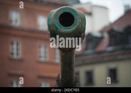 Un gros plan du canon d'un char russe Howitzer est visible près du château royal de Varsovie, en Pologne, le 28 juin 2022. Deux chars militaires russes détruits sont exposés sur la place du Château dans la vieille ville après avoir été transportés d'Ukraine. L'un des chars, un T-72, a été détruit dans le district de Bucha près de Kiev où, en mars, l'armée russe a commis des exécutions massives de civils. Le deuxième réservoir affiché est un Howitzer automoteur 2S19 Msta pesant environ 42 mille kilos. (Photo par STR/NurPhoto) Banque D'Images