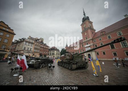 Deux chars russes mis hors service lors de l'invasion de l'Ukraine sont exposés près du château royal de Varsovie, en Pologne, le 28 juin 2022. Deux chars militaires russes détruits sont exposés sur la place du Château dans la vieille ville après avoir été transportés d'Ukraine. L'un des chars, un T-72, a été détruit dans le district de Bucha près de Kiev où, en mars, l'armée russe a commis des exécutions massives de civils. Le deuxième réservoir affiché est un Howitzer automoteur 2S19 Msta pesant environ 42 mille kilos. (Photo par STR/NurPhoto) Banque D'Images