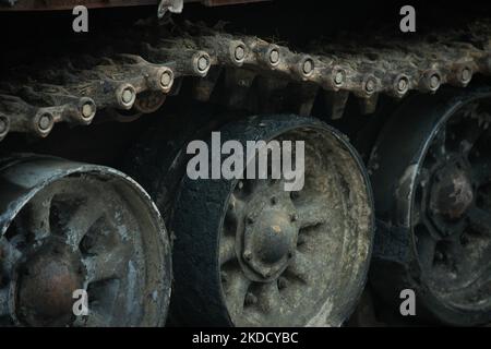 Le détail des dommages d'un char russe est vu près du château royal de Varsovie, Pologne, le 28 juin 2022. Deux chars militaires russes détruits sont exposés sur la place du Château dans la vieille ville après avoir été transportés d'Ukraine. L'un des chars, un T-72, a été détruit dans le district de Bucha près de Kiev où, en mars, l'armée russe a commis des exécutions massives de civils. Le deuxième réservoir affiché est un Howitzer automoteur 2S19 Msta pesant environ 42 mille kilos. (Photo par STR/NurPhoto) Banque D'Images