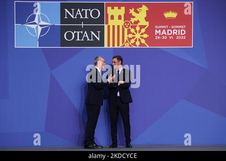 Le Secrétaire général de l'OTAN, M. Jens Stoltenberg, et le Premier ministre espagnol, M. Pedro Sanchez, lors de la cérémonie de bienvenue du Sommet de l'OTAN à Madrid (Espagne) sur le 29 juin 2022. (Photo de Jakub Porzycki/NurPhoto) Banque D'Images