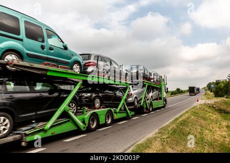 Un camion transportant des voitures conduit la route E67 vers la Lituanie sur 29 juin 2022 près de la frontière polonaise-Lituanienne dans le fossé de Suwalki. La frontière polonaise avec la Lituanie est située entre l'oblast de Kaliningrad (une partie de la Russie) et la Biélorussie et s'étend sur 100 kilomètres. La zone, appelée écart de Suwalki, est le seul lien entre les États baltes et le reste de l'OTAN et de l'Union européenne. Après que la Lituanie ait refusé de transporter par chemin de fer des marchandises sanctionnées du continent russe vers Kaliningrad, Vladimir Poutine, le président russe, a menacé la Lituanie de graves conséquences. Tant l'OTAN que l'Union européenne craignent que su Banque D'Images