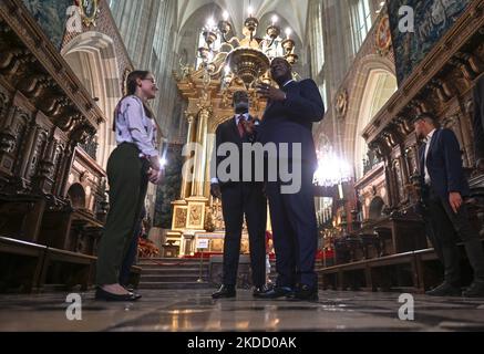 Nuno Gomes Nabiam (Centre R), Premier ministre de Guinée-Bissau et Fidelis Forbs (Centre L), Ministre des travaux publics, du logement et de l'urbanisme de Guinée-Bissau lors de la visite du château de Wawel à Cracovie. Les deux hommes politiques se sont rendus en Pologne pour prendre part cette semaine à une importante conférence des Nations Unies sur le développement urbain à Katowice. Mercredi, 29 juin 2022, au château de Wawel, Cracovie, Pologne. (Photo par Artur Widak/NurPhoto) Banque D'Images