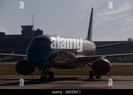 On voit un avion de passagers de la compagnie aérienne Austral stationné à l'aéroport Jorge Newbery, à Buenos Aires, en Argentine, 29 juin 2022. (Photo de Matías Baglietto/NurPhoto) Banque D'Images