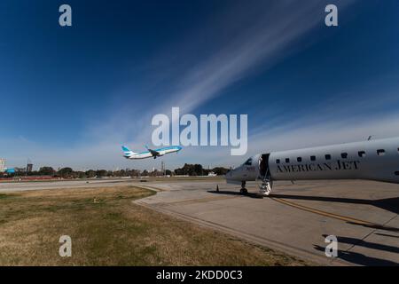 Un avion de passagers Aerolineas Argentinas part de l'aéroport Jorge Newbery, à Buenos Aires, en Argentine, 29 juin 2022. (Photo de Matías Baglietto/NurPhoto) Banque D'Images