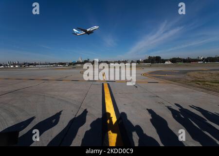 Un avion de passagers Aerolineas Argentinas part de l'aéroport Jorge Newbery, à Buenos Aires, en Argentine, 29 juin 2022. (Photo de Matías Baglietto/NurPhoto) Banque D'Images