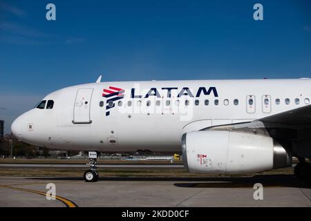 Un avion de compagnie aérienne Latam est stationné à l'aéroport Jorge Newbery, à Buenos Aires, en Argentine, 29 juin 2022. (Photo de Matías Baglietto/NurPhoto) Banque D'Images