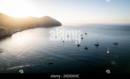 Vue sur les bateaux et le chaume à Ischia Sant'Angelo au lever du soleil, sur l'île d'Ischia, en Italie, sur 30 juin 2022. (Photo de Manuel Romano/NurPhoto) Banque D'Images